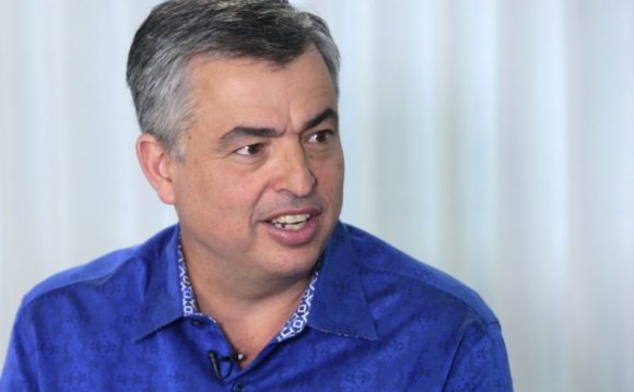 Apple s Eddy Cue shows off new