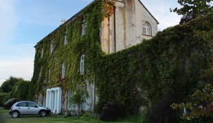 an attractive manor in Scotland for home sitting