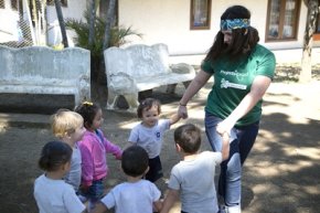 Costa Rican kiddies enjoy an outdoor game with a Projects overseas volunteer.